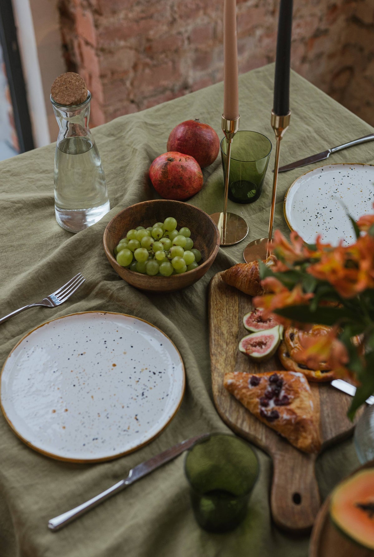 Leinentischdecke „Austėja“ – Olivgrün | 140 × 200 cm