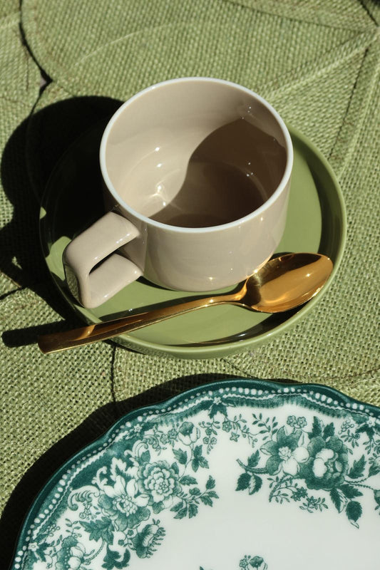 Tasse mit Unterteller aus Keramik – Beige