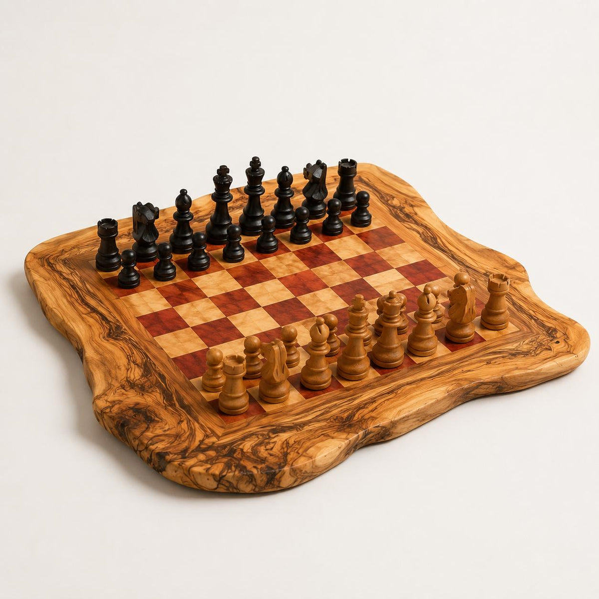 Schachset aus Olivenholz – Handgefertigt mit natürlicher Live-Edge-Kante | 47 cm