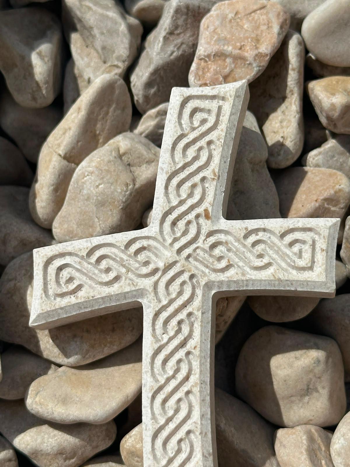 Wandkreuz aus Brač-Stein – 14 cm