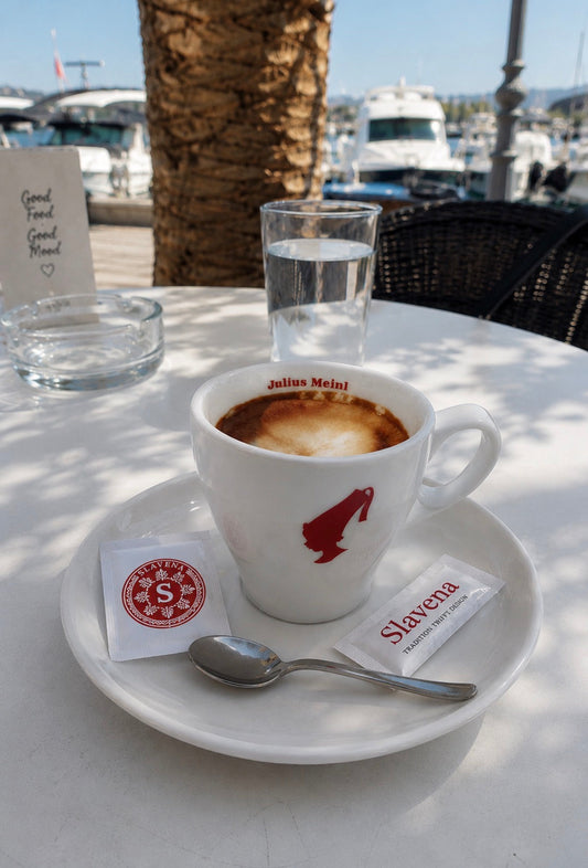 Eine kleine weiße Tasse, die nach Urlaub schmeckt