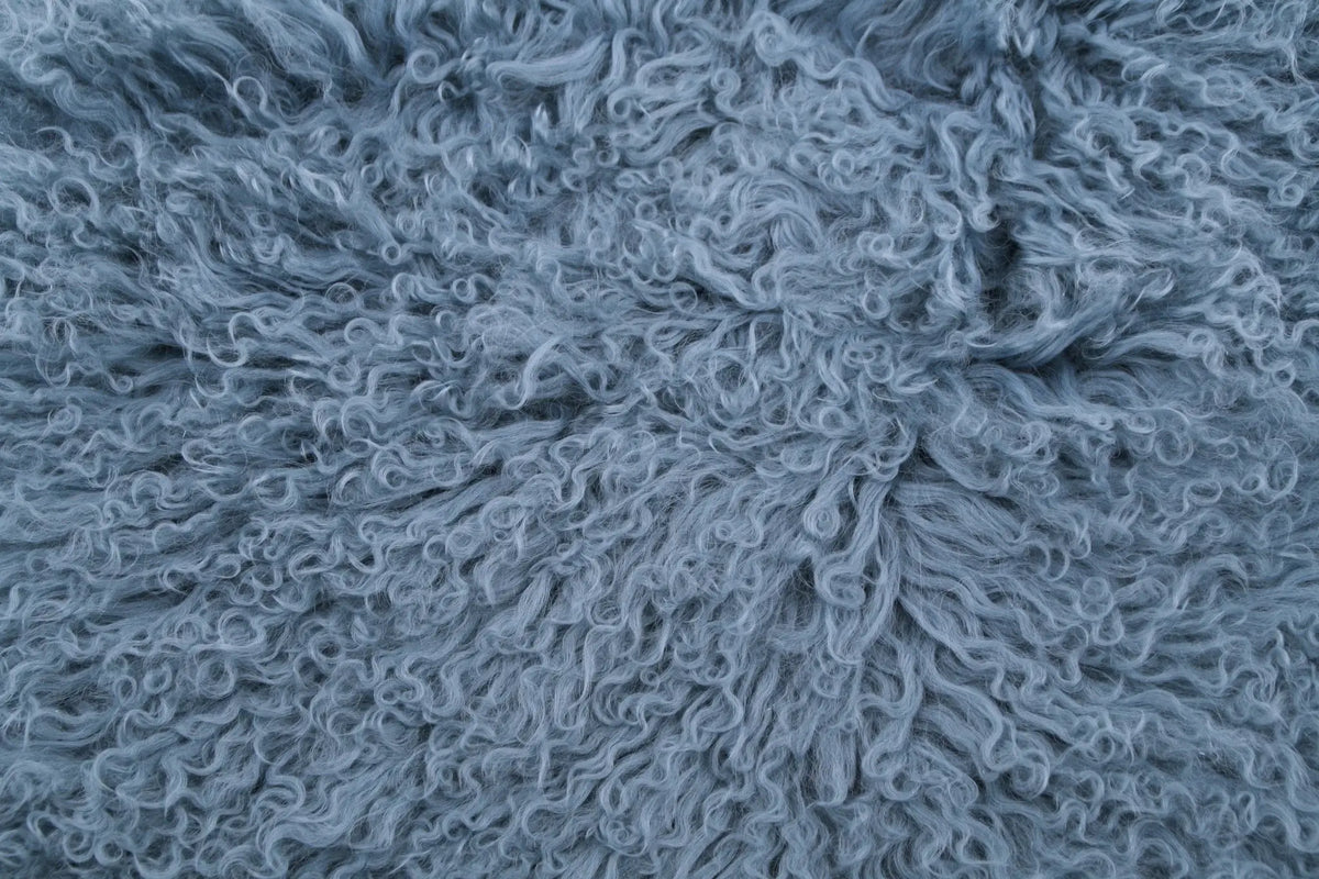 Tibetisches Lammfell Hellblau – ca. 90–100 × 55–65 cm