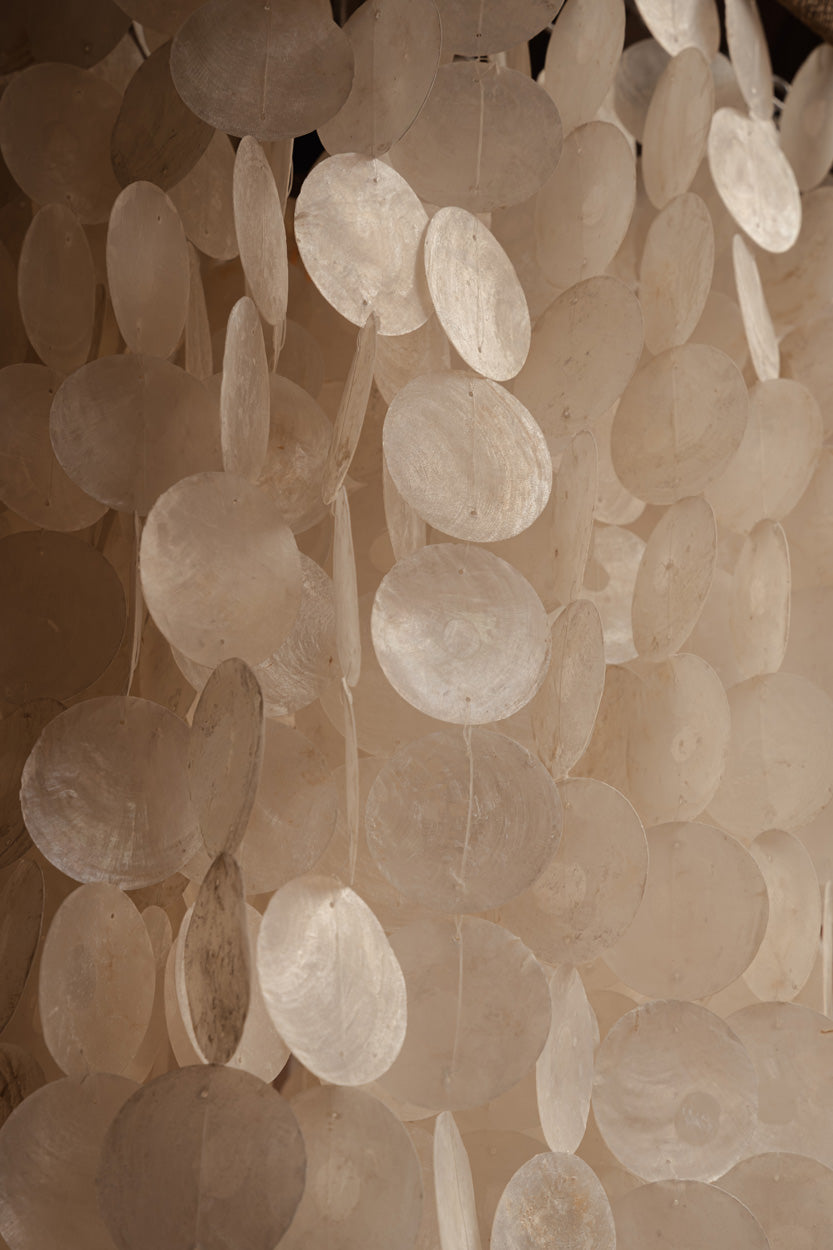 Moonlit Whispers Chandelier Natural M – Capiz Kronleuchter
