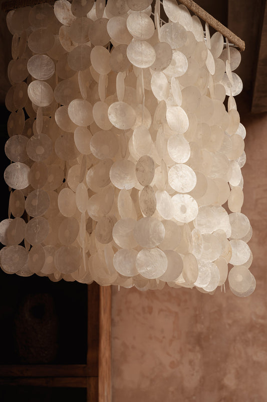 Moonlit Whispers Chandelier Natural M – Capiz Kronleuchter