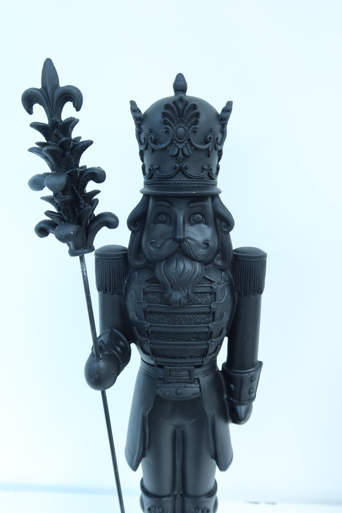 Nussknacker BOŽE – Schwarz mit Krone, 30 cm