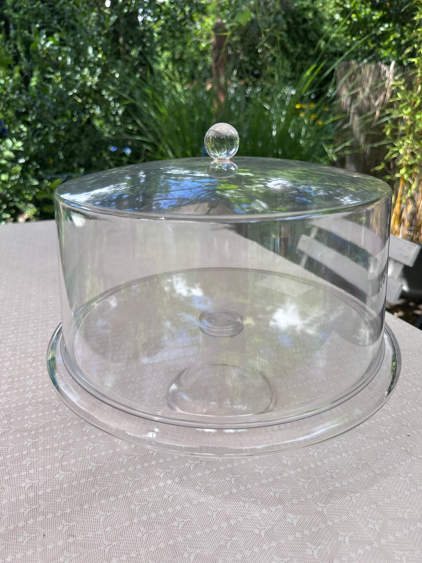 Tortenplatte mit Haube Ø 33,5 cm – Leichtigkeit trifft zeitlose Eleganz