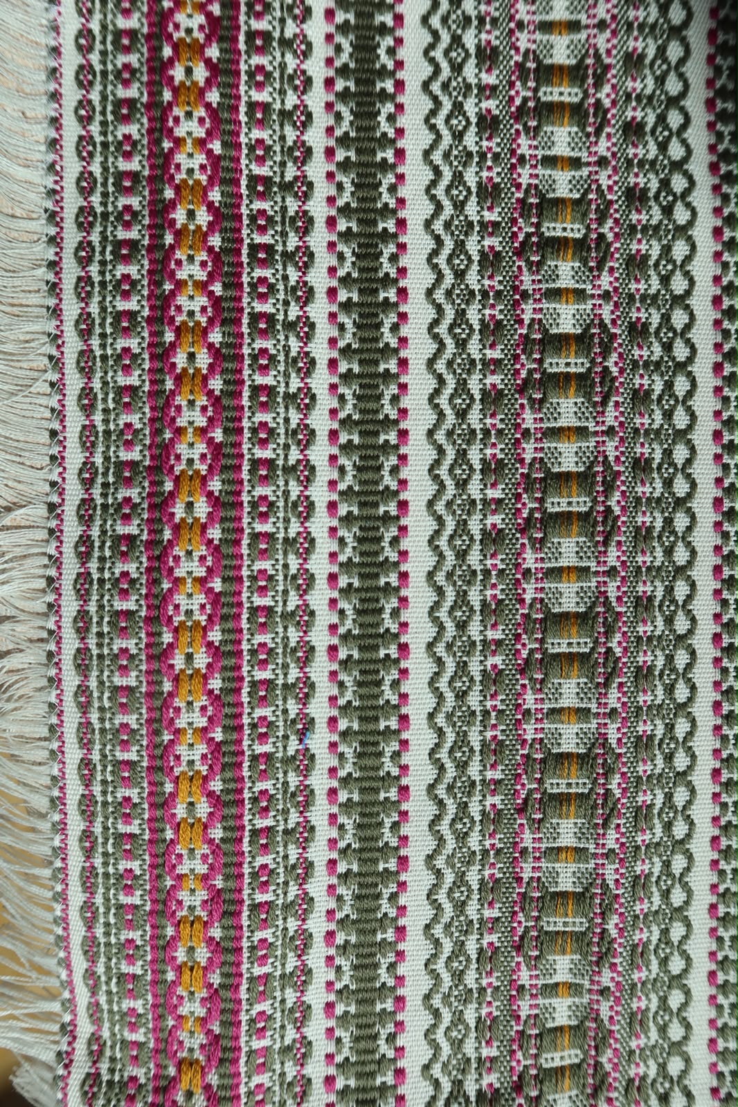 Handgewebte Tischdecke Oliv-Rosa – Iva Design aus Kroatien