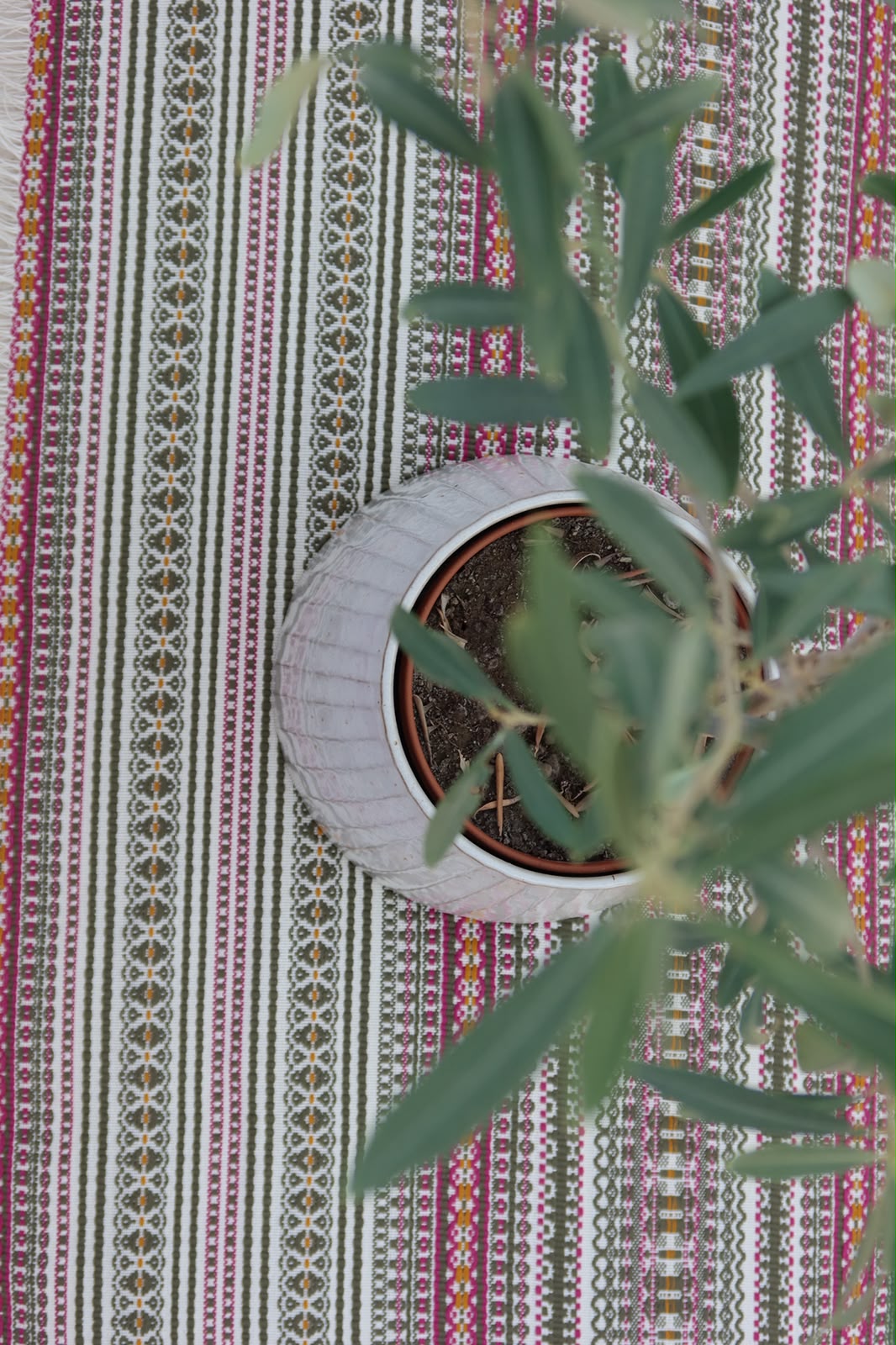 Handgewebte Tischdecke Oliv-Rosa – Iva Design aus Kroatien