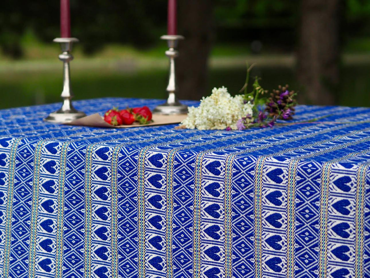 Tischdecke „Ivo“ Blau - Herzen – handgewebt aus Kroatien