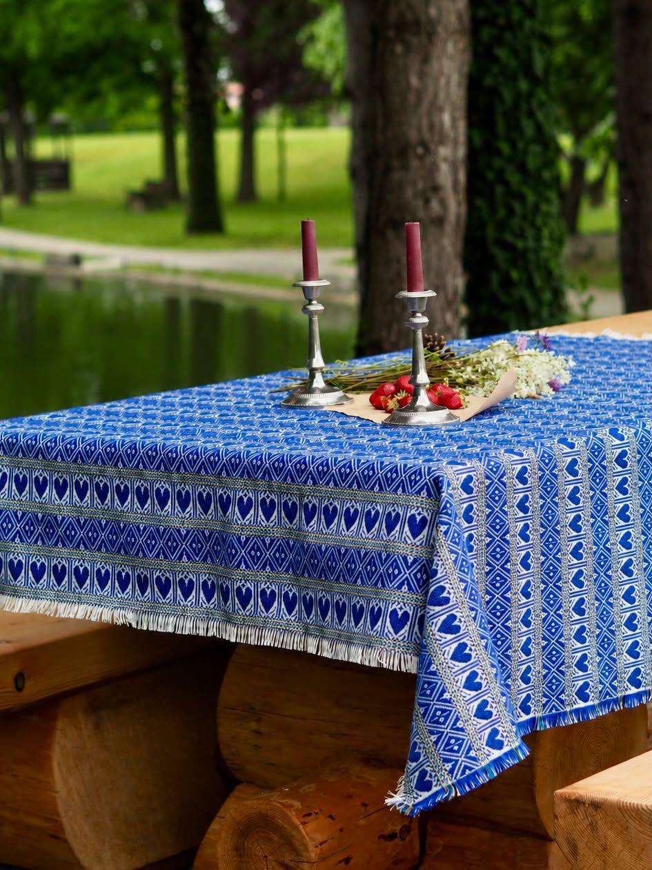 Tischdecke „Ivo“ Blau - Herzen – handgewebt aus Kroatien