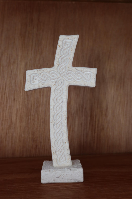 Steinkreuz aus Brač-Stein mit Standfuß – 22 cm