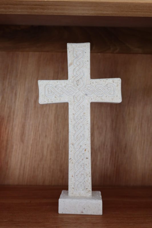 Steinkreuz aus Brač-Stein – gerade Form mit Standfuß | 15,5 cm