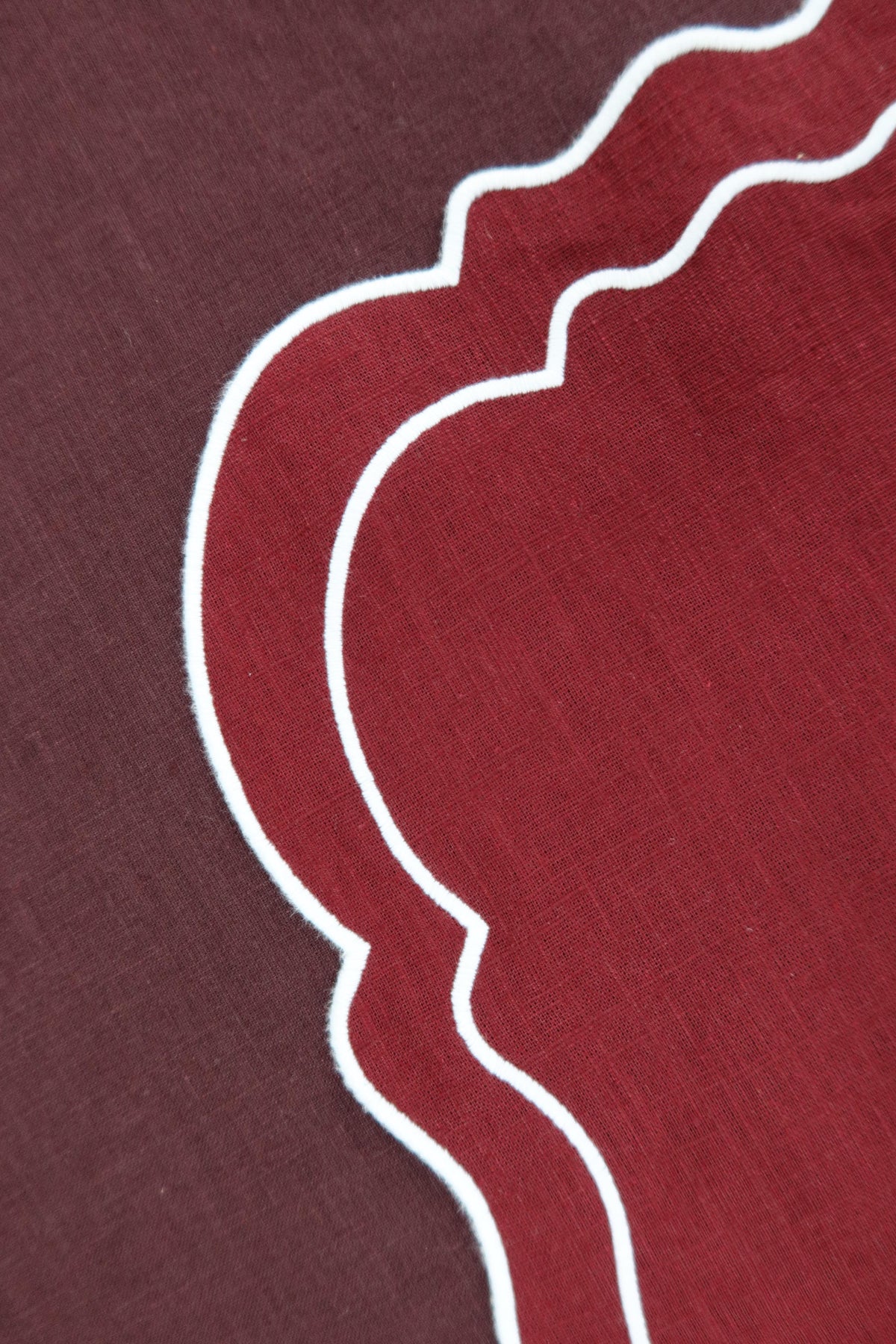 Leinen-Stoffserviette Clou – Bordeaux mit Weiß, 45 × 45 cm