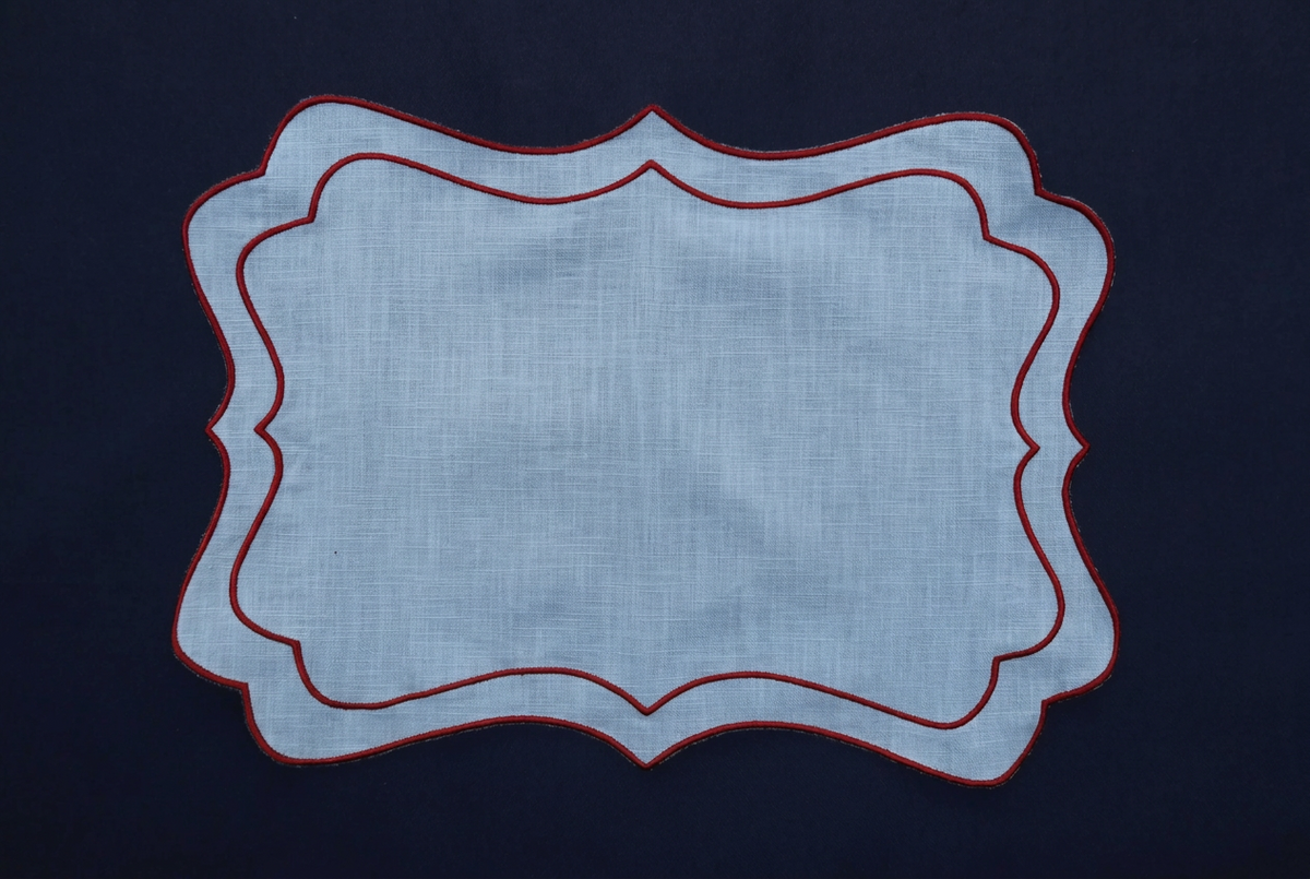 Platzset Brisa mit Wellenrand – Hellblau & Bordeaux, 38 × 45 cm