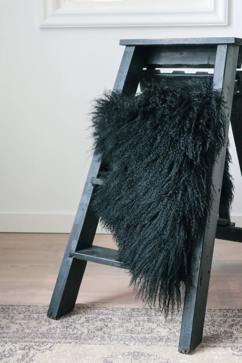 Tibetisches Lammfell Schwarz– ca. 90–100 × 55–65 cm