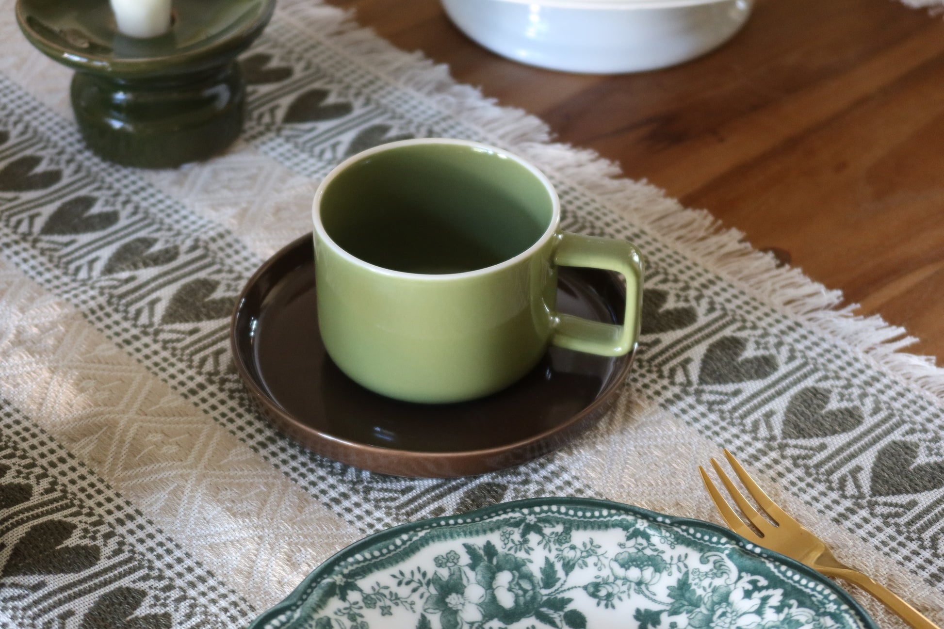 Tasse mit Unterteller aus Keramik – Oliv – Slavena